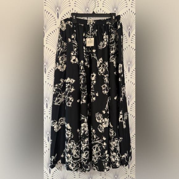 Cupio Dresses & Skirts - Cupio Black and Cream Midi A-Line Skirt